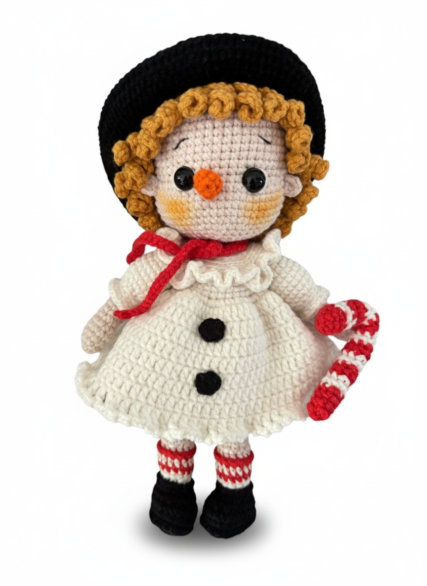 Snowbelle – Handgemaakte Gehaakte Sneeuwmanpop 21cm | Uniek Wintercadeau