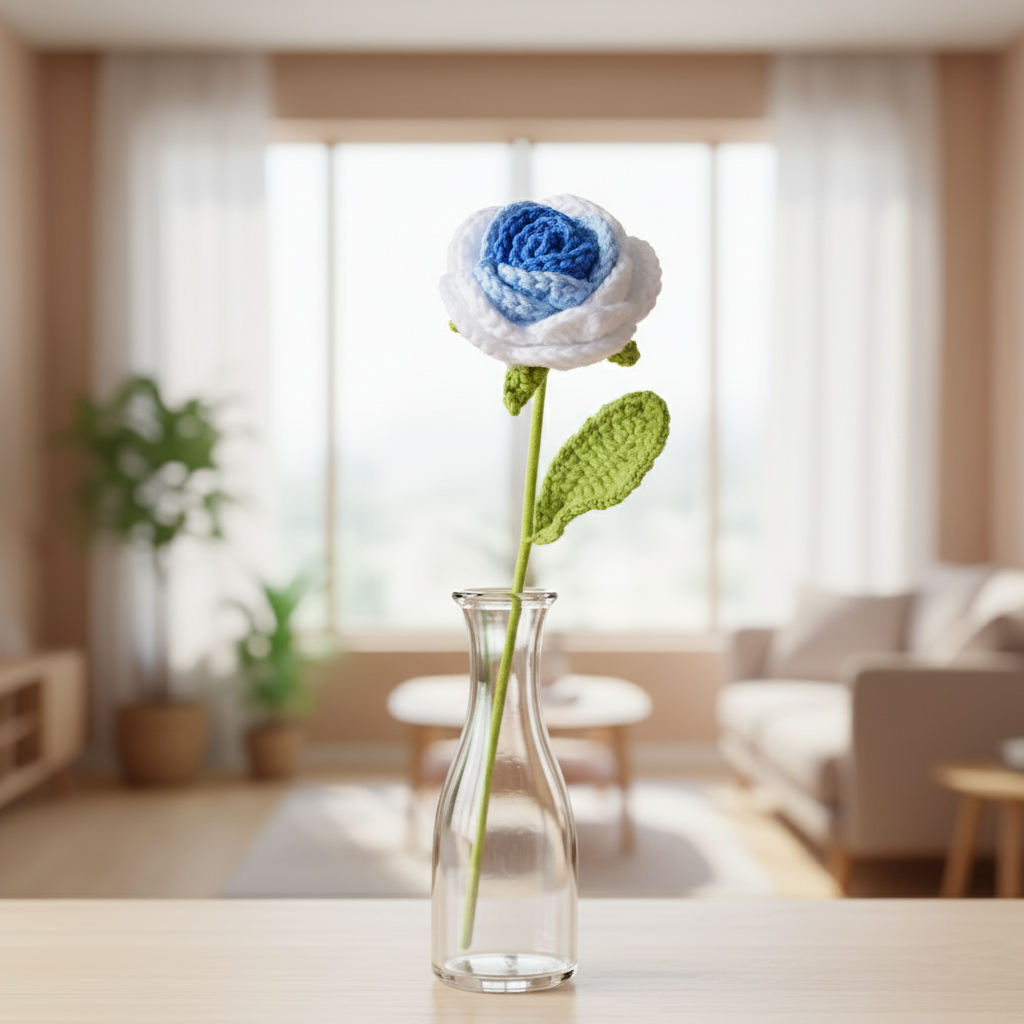 Handgemaakte gehaakte roos blauw en wit – eeuwige kunstbloem van Teeny Weeny