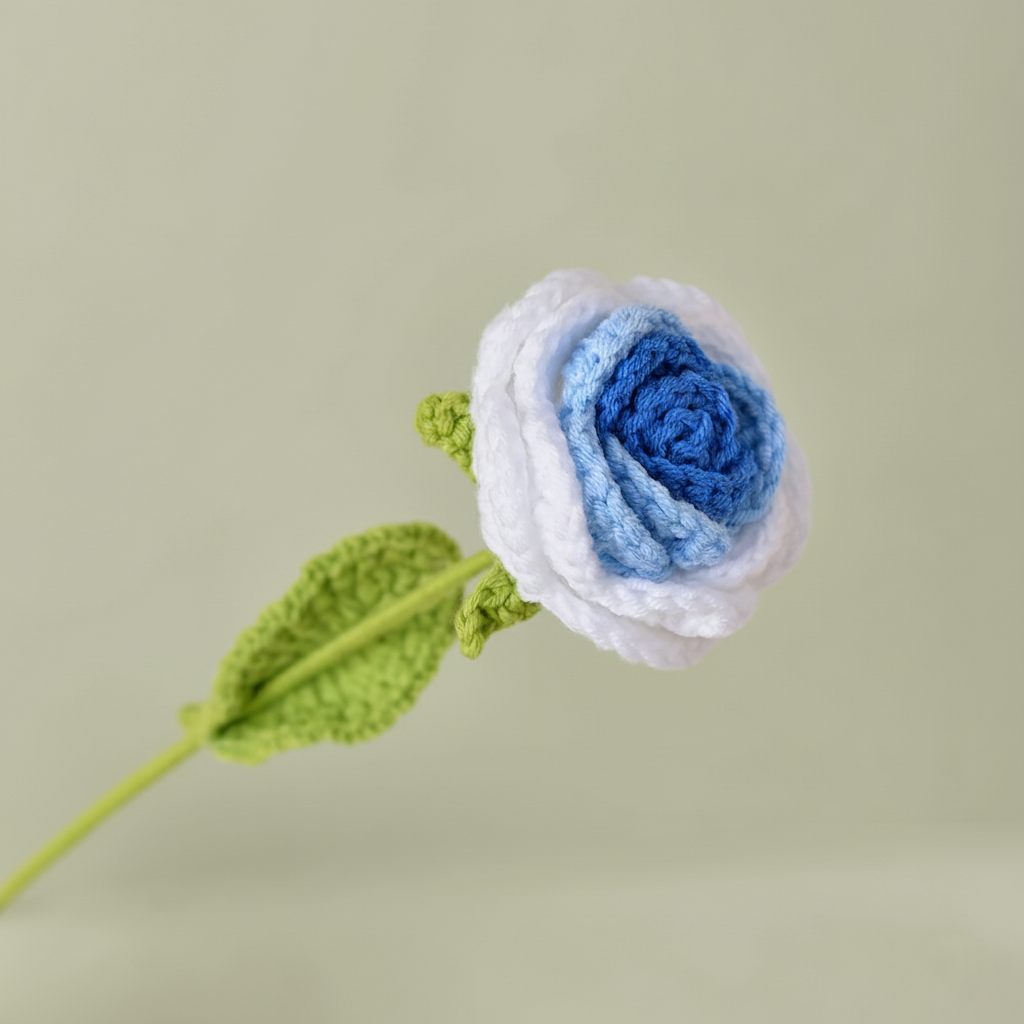 Handgemaakte gehaakte roos blauw en wit – eeuwige kunstbloem van Teeny Weeny